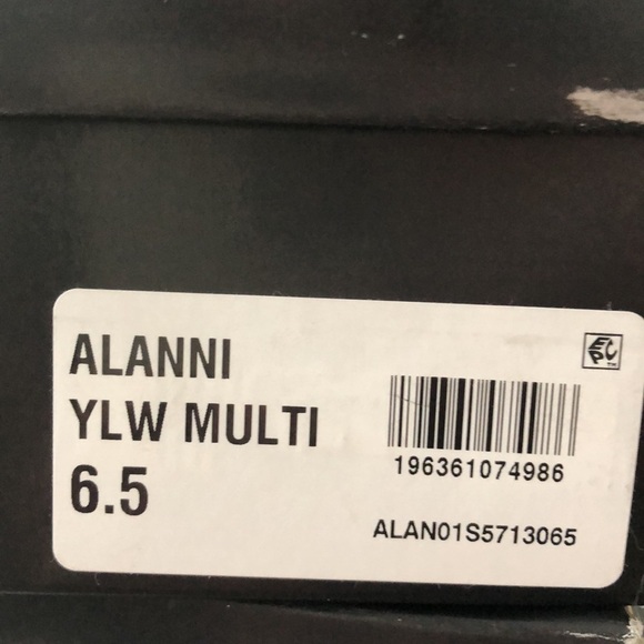 Betsey Johnson Alanni Sandal Yellow Flower NIB 6.5 - Picture 4 of 6